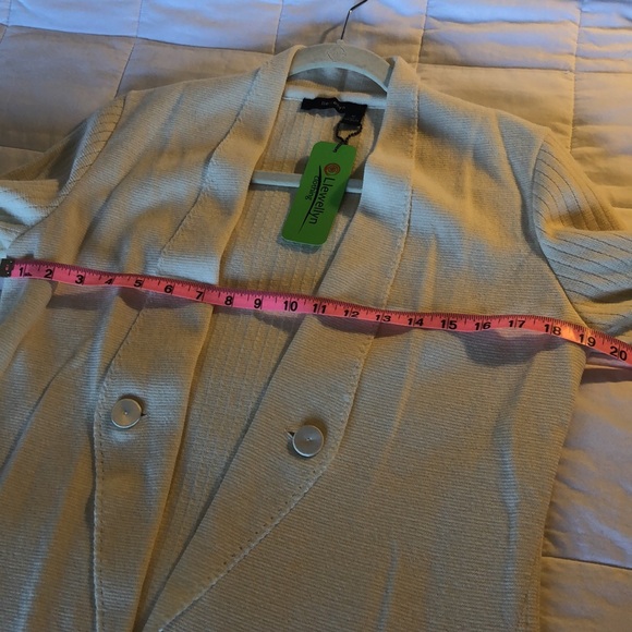 Cream merino wool jacket/cardigan.Ribbed back and sleeves contrast with the knit - Picture 10 of 10